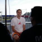Alexander Zverev sonriendo en conferencia de prensa del Abierto Mexicano de Tenis en Acapulco.