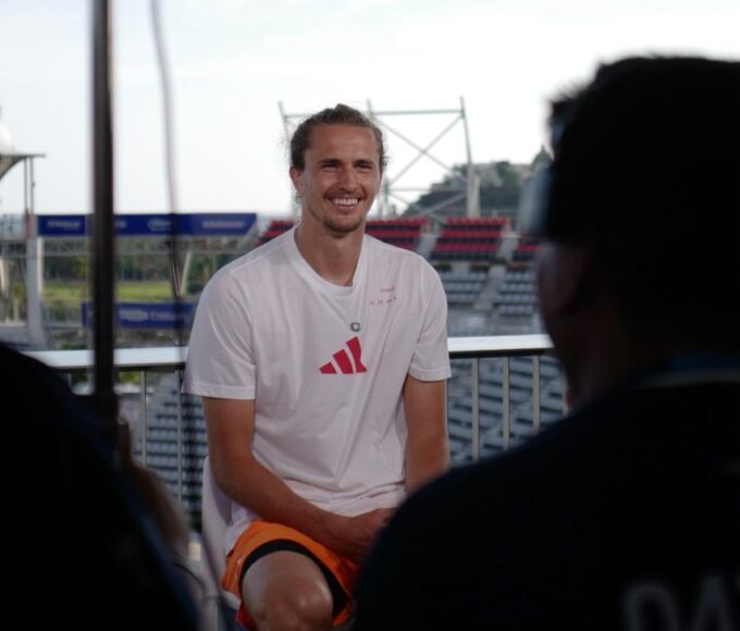 Alexander Zverev sonriendo en conferencia de prensa del Abierto Mexicano de Tenis en Acapulco.