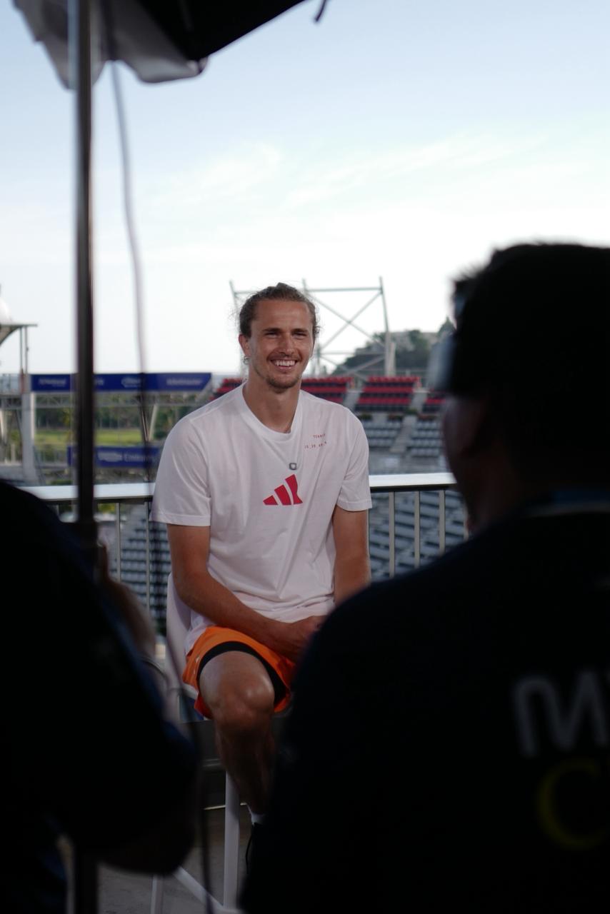 Alexander Zverev sonriendo en conferencia de prensa del Abierto Mexicano de Tenis en Acapulco.