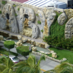 Vista nocturna icónica del Baby ‘O en Acapulco: fachada iluminada con luces neón rosas y blancas sobre la Costera Miguel Alemán.