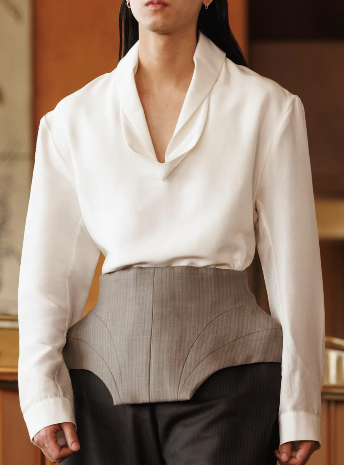 Vista cercana de un modelo en la pasarela de Campillo Fall 2026, luciendo corsé estructurado con acolchado interno sobre camisa.