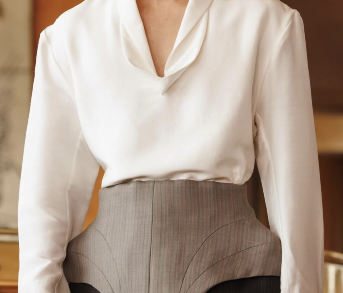 Vista cercana de un modelo en la pasarela de Campillo Fall 2026, luciendo corsé estructurado con acolchado interno sobre camisa.