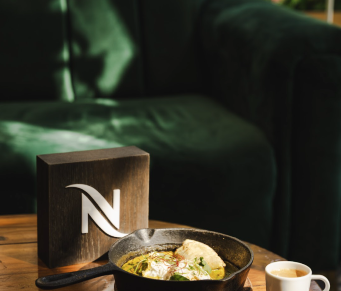 Nespresso for Hospitality premia al chef poblano Ángel Vázquez como Chef del Año y al restaurante KOL en Londres como mejor mexicano en el extranjero, durante la Guía México Gastronómico 2026.