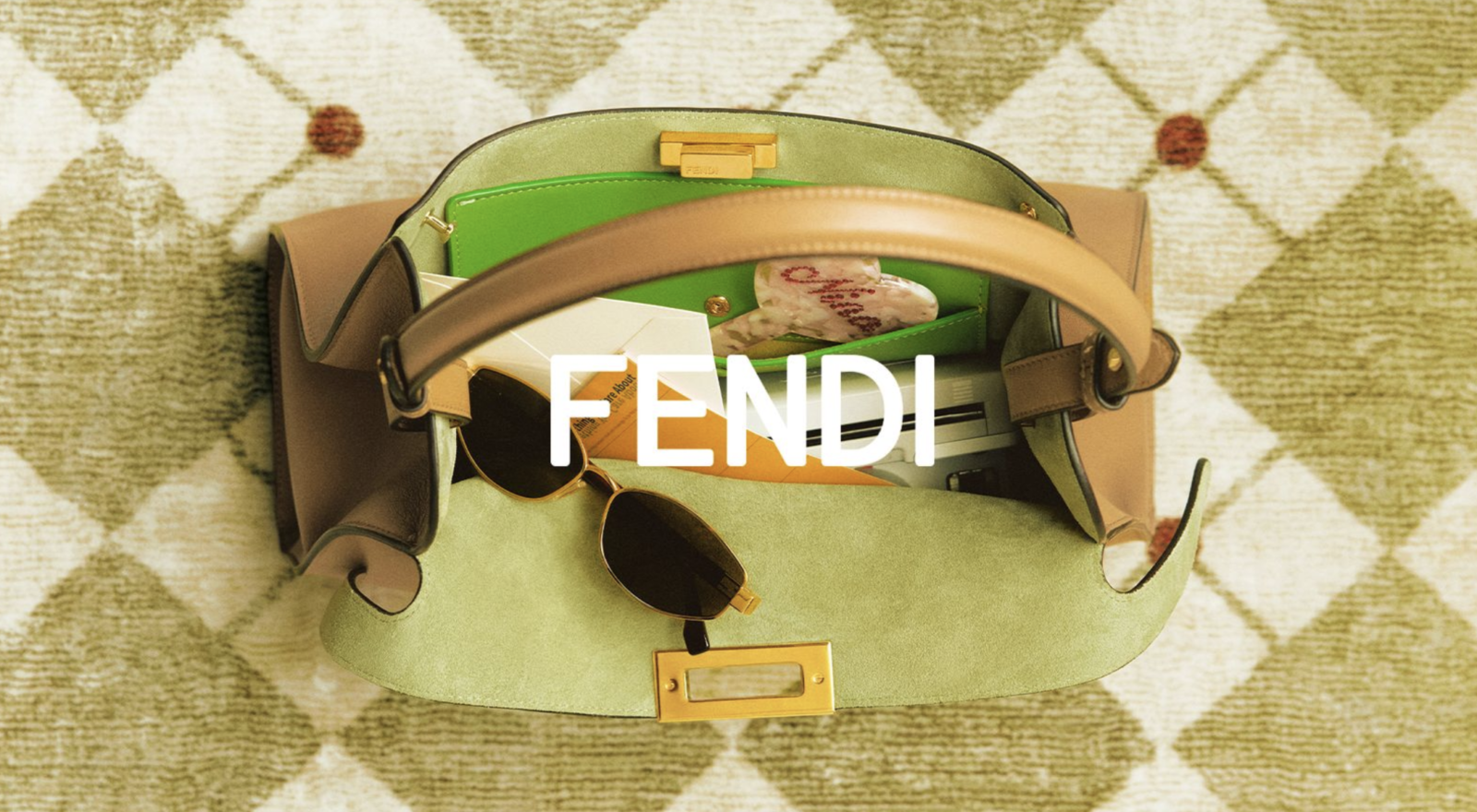 Mujeres creativas como Sienna Spiro, Amber Mark, Kilo Kish y Kitty Cash posan con la bolsa Fendi Way en tonos vibrantes; campaña íntima de elegancia ligera Spring/Summer 2026, dirigida por Ganna Bogdan.