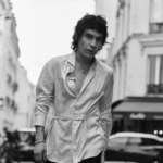 Ed Maverick, el cantautor chihuahuense, regresa a escenarios íntimos de México con su emotiva gira. Fechas clave desde Chihuahua hasta León.