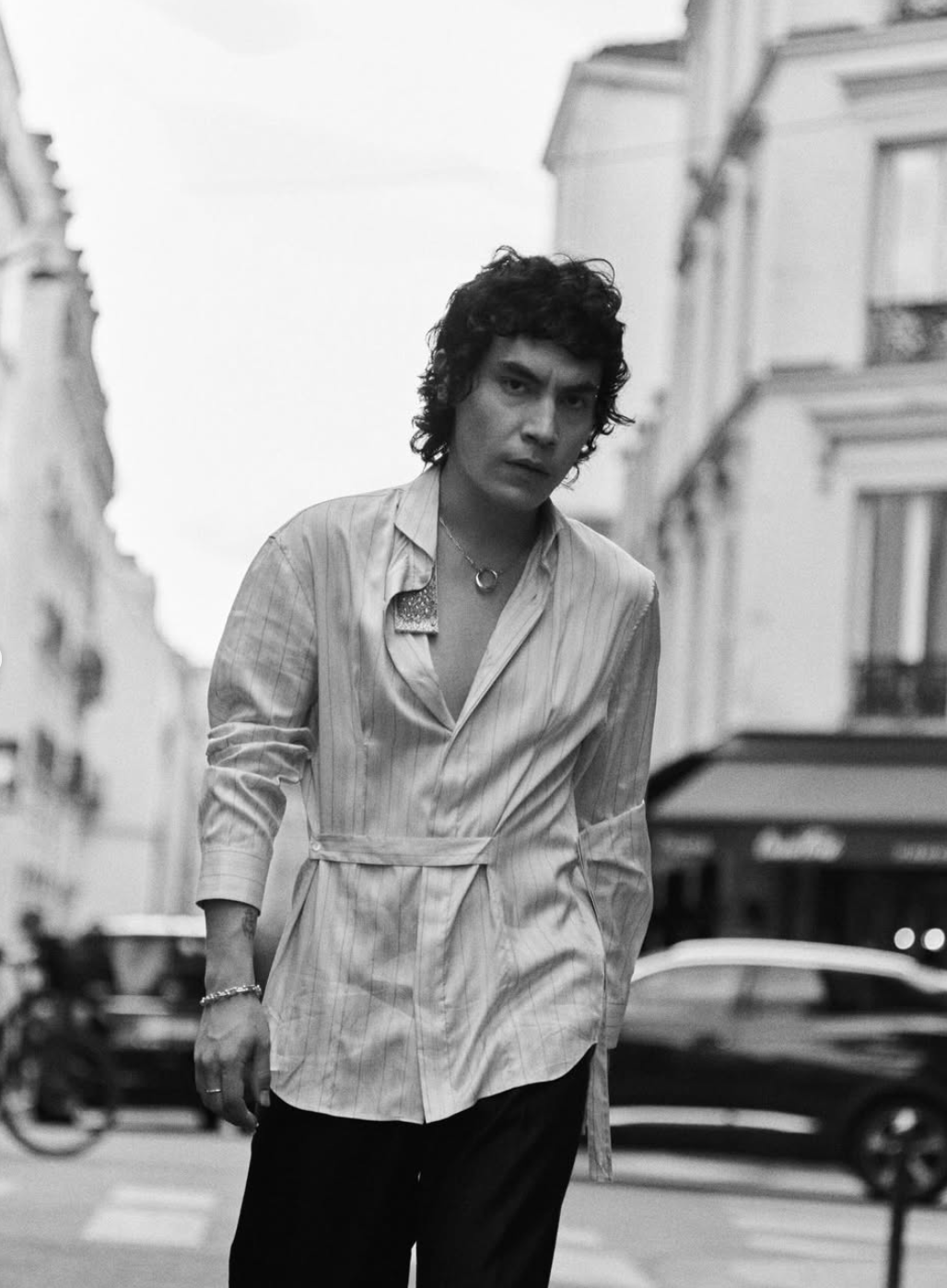 Ed Maverick, el cantautor chihuahuense, regresa a escenarios íntimos de México con su emotiva gira. Fechas clave desde Chihuahua hasta León.