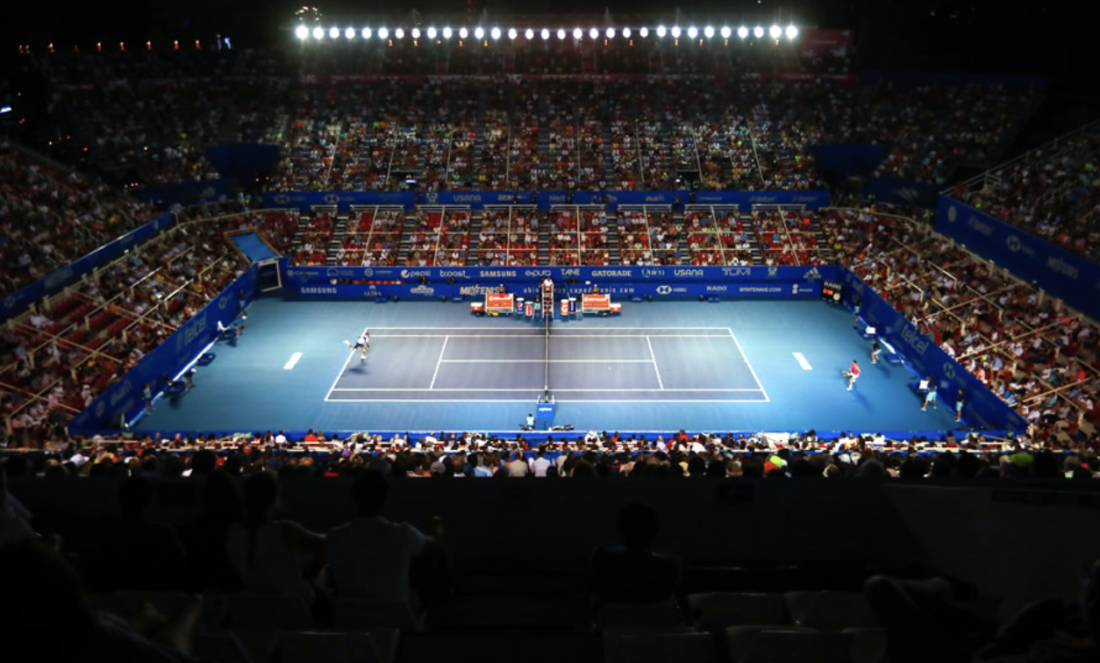 Cancha central del Estadio Mextenis en Acapulco durante el Abierto Mexicano de Tenis, con superficie dura iluminada por reflectores nocturnos y graderías llenas para el ATP 500.