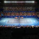Cancha central del Estadio Mextenis en Acapulco durante el Abierto Mexicano de Tenis, con superficie dura iluminada por reflectores nocturnos y graderías llenas para el ATP 500.
