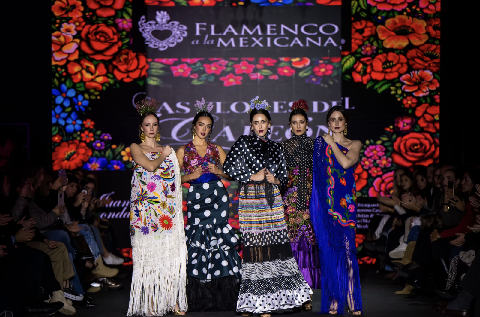 María Aliaga presenta 'Las Flores del Galeón' en pasarela We Love Flamenco, Sevilla, con mantones bordados por artesanas mexicanas.