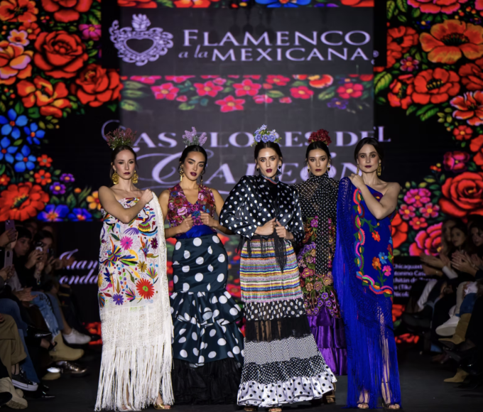 María Aliaga presenta 'Las Flores del Galeón' en pasarela We Love Flamenco, Sevilla, con mantones bordados por artesanas mexicanas.