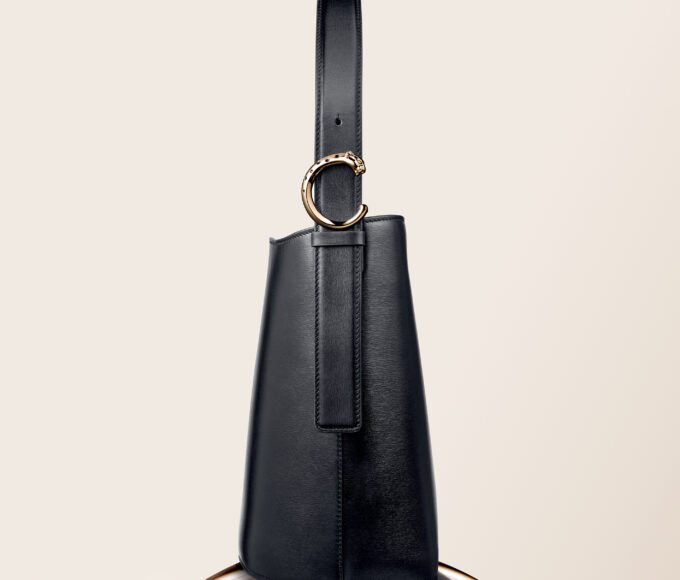 Bucket bags Panthère de Cartier: Double en marrón profundo y C luminoso con detalle pantera. Misma línea, dos almas para street style eterno.