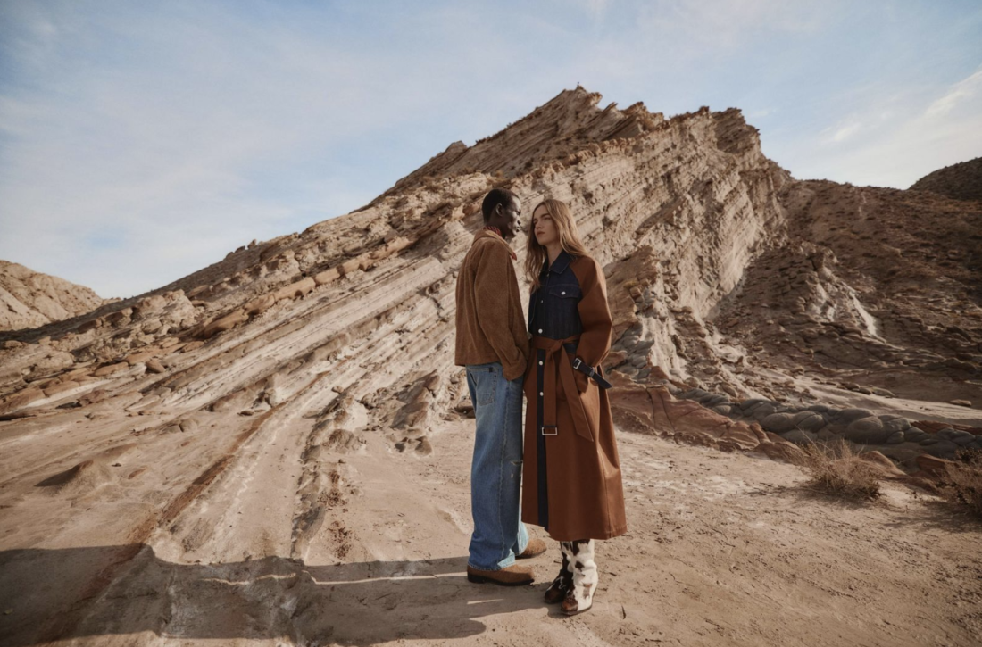 Vista de la colección Analogue Days SS26: vestido floral etéreo con texturas artesanales de AllSaints, paleta sepia y siluetas que fusionan vintage y modernidad para un bienestar sensorial.