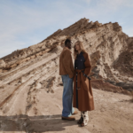 Vista de la colección Analogue Days SS26: vestido floral etéreo con texturas artesanales de AllSaints, paleta sepia y siluetas que fusionan vintage y modernidad para un bienestar sensorial.