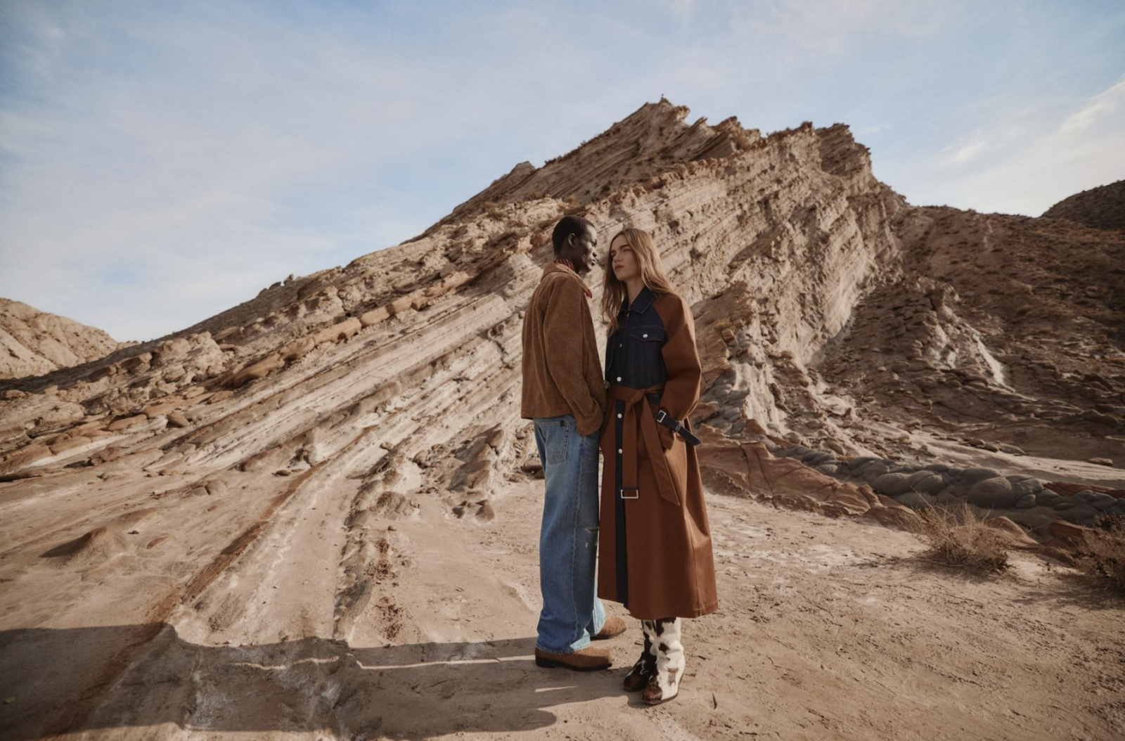 Vista de la colección Analogue Days SS26: vestido floral etéreo con texturas artesanales de AllSaints, paleta sepia y siluetas que fusionan vintage y modernidad para un bienestar sensorial.
