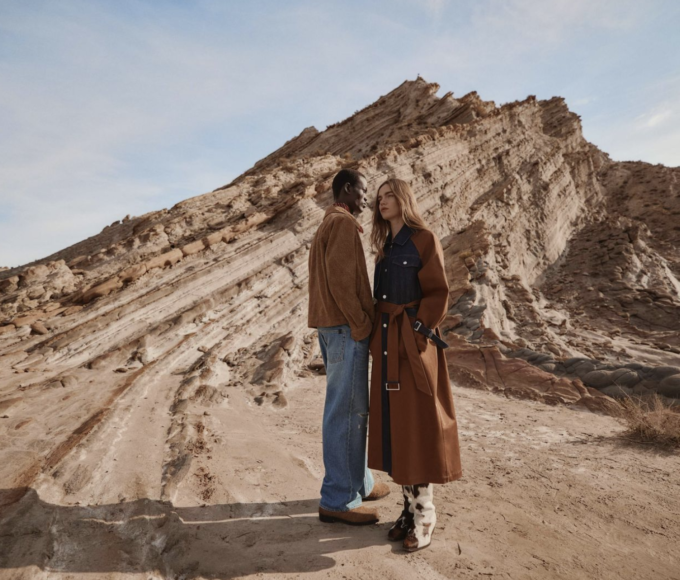 Vista de la colección Analogue Days SS26: vestido floral etéreo con texturas artesanales de AllSaints, paleta sepia y siluetas que fusionan vintage y modernidad para un bienestar sensorial.