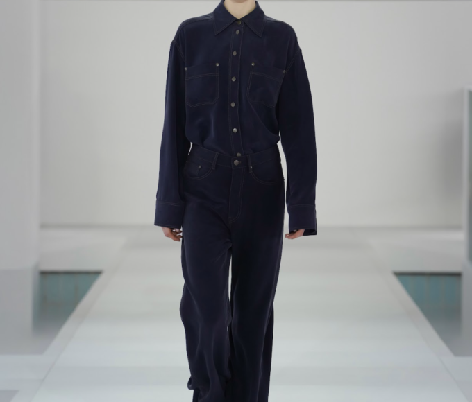 Desfile COS Primavera-Verano 2026 en Seúl: modelos emergen en neblina brutalista con looks en grises y el Monument Tote icónico.