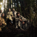 Colección Columbia x Star Wars: gabardina rebelde Endor con camuflaje forestal y tech Omni-Heat.