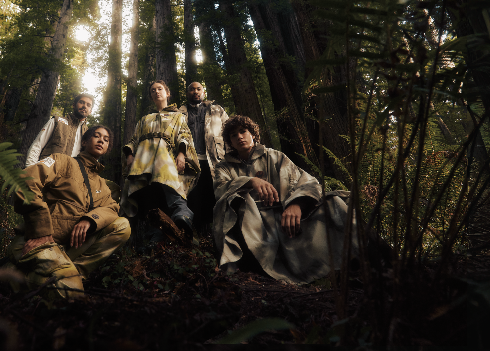 Colección Columbia x Star Wars: gabardina rebelde Endor con camuflaje forestal y tech Omni-Heat.