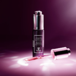 Frasco rosado del Black Rose Concentrate Radiant Youth Serum de Sisley, serum con extracto de Rosa Negra para luminosidad juvenil y piel radiante.