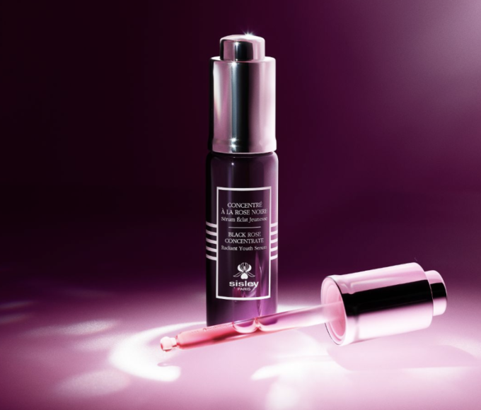 Frasco rosado del Black Rose Concentrate Radiant Youth Serum de Sisley, serum con extracto de Rosa Negra para luminosidad juvenil y piel radiante.