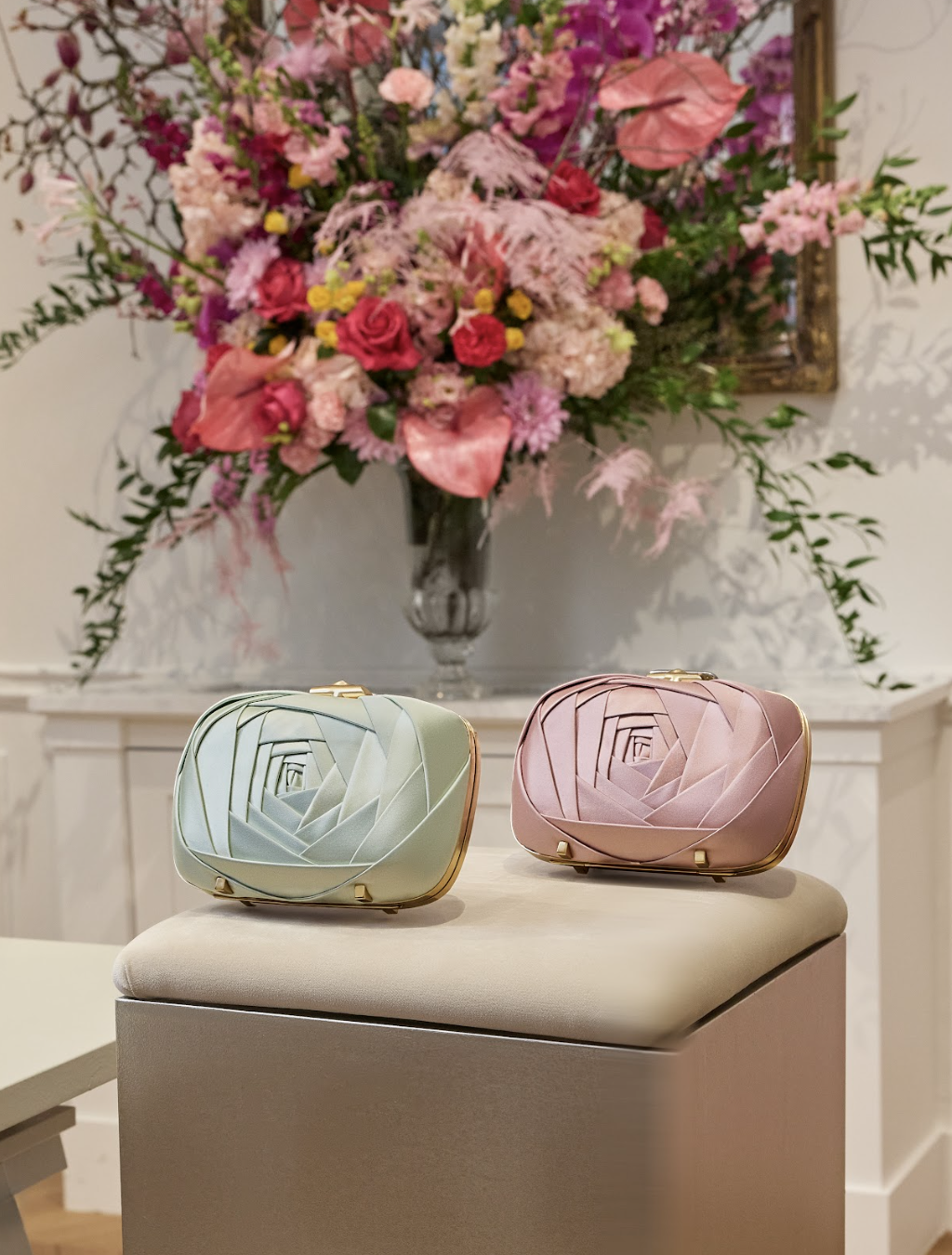 Roger Vivier revive tacón Choc de los 50: silueta cóncava y sensual en O/I 2026/27, arquitectura parisina