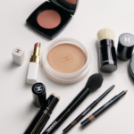 Maquillaje del desfile Otoño-Invierno 2026 de Chanel: piel luminosa y natural, delineado suave en los ojos y labios hidratados con acabado nude.