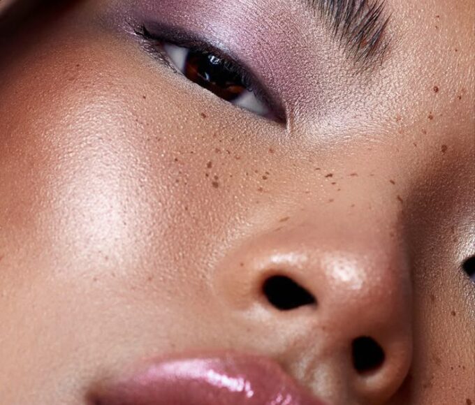 Tendencias belleza FW 2026 en pasarela: colores vibrantes translúcidos, blush melocotón y glass skin luminosa inspirada en Dior.