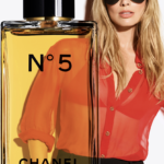 N°5 Eau de Toilette: floral abstracta, sutilmente amaderada. Libertad en cada gota.