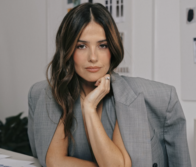 Mujer de estilo contemporáneo, vestida con prendas de simple luxury de Ellaz, posando en un espacio minimalista, representando la nueva era creativa de la marca bajo la dirección de Paola Alberdi.