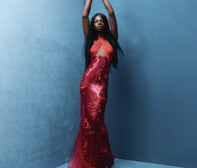 Colección ULTRA VOYAGE: texturas híbridas de plumas, denim y terciopelo en paleta azul cobalto, viaje técnico a lo profundo.