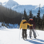 Vista épica de las montañas nevadas de Vail Resorts, donde la nieve fresca y las pistas infinitas invitan a la aventura invernal.
