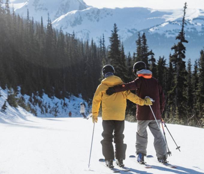 Vista épica de las montañas nevadas de Vail Resorts, donde la nieve fresca y las pistas infinitas invitan a la aventura invernal.