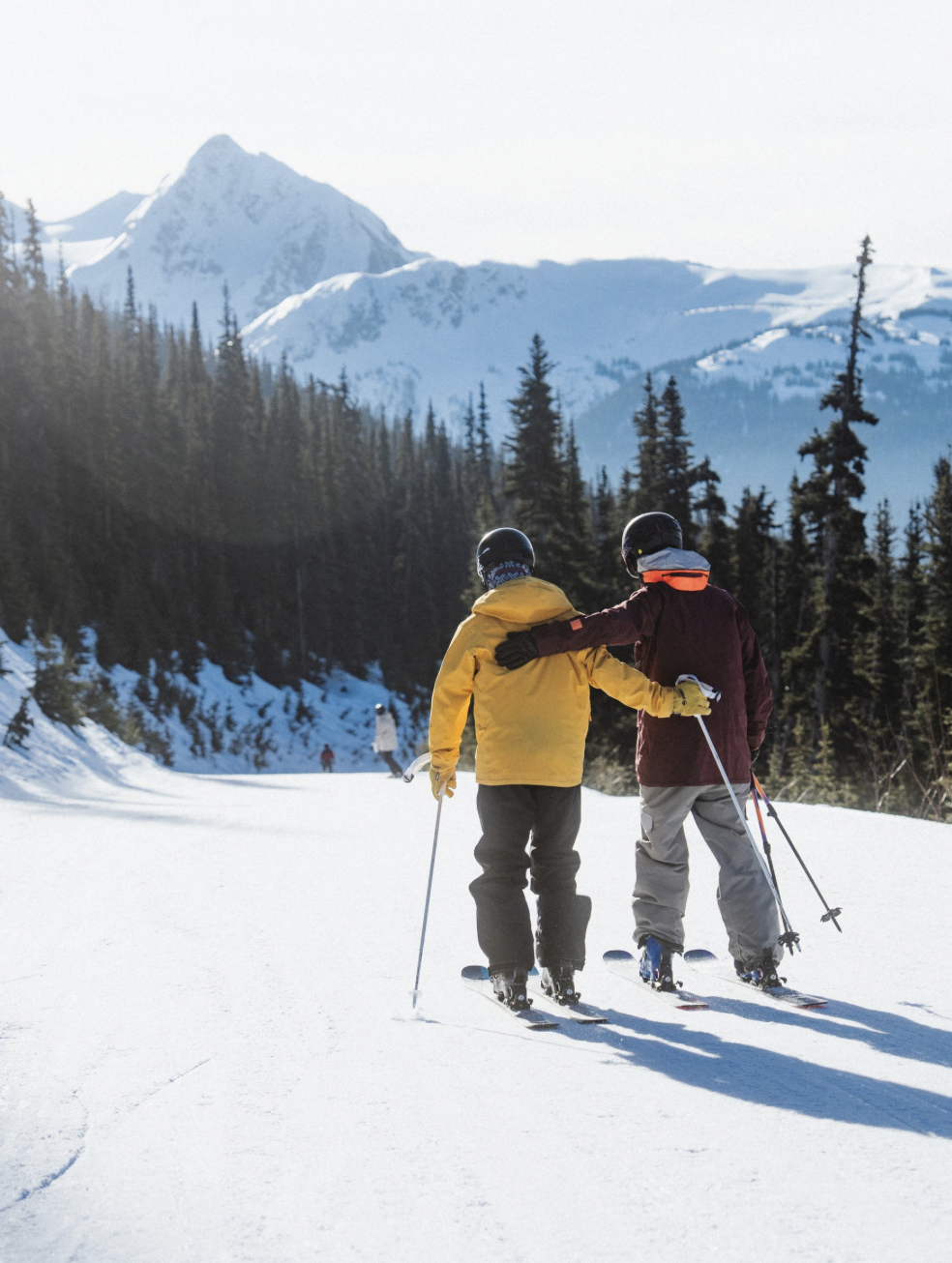 Vista épica de las montañas nevadas de Vail Resorts, donde la nieve fresca y las pistas infinitas invitan a la aventura invernal.