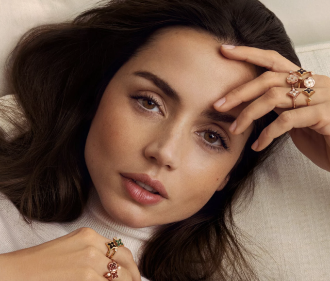 Ana de Armas y Ouyang Nana brillan en la nueva Color Blossom de Louis Vuitton