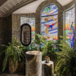 Fachada icónica de Casa de Los Leones en Polanco, donde la mansión histórica restaurada invita a descubrir el lujo artesanal de Clase Azul México. Un hogar que respira cultura y tequila en cada detalle.