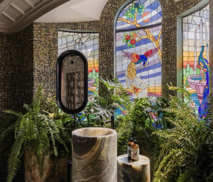 Fachada icónica de Casa de Los Leones en Polanco, donde la mansión histórica restaurada invita a descubrir el lujo artesanal de Clase Azul México. Un hogar que respira cultura y tequila en cada detalle.