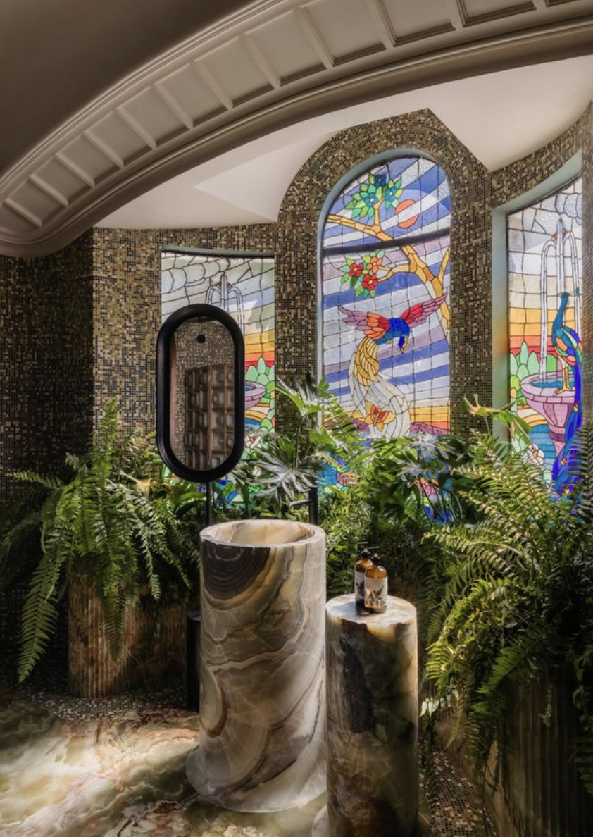 Fachada icónica de Casa de Los Leones en Polanco, donde la mansión histórica restaurada invita a descubrir el lujo artesanal de Clase Azul México. Un hogar que respira cultura y tequila en cada detalle.