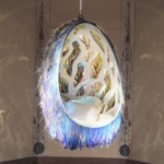 Exhibición Louis Vuitton en Milan Design Week 2026: Objets Nomades y trunks Art Deco en Palazzo Serbelloni, con rugs y muebles inspirados en Pierre Legrain.