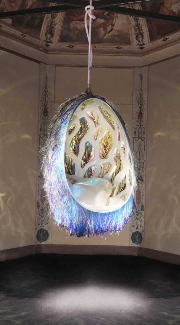 Exhibición Louis Vuitton en Milan Design Week 2026: Objets Nomades y trunks Art Deco en Palazzo Serbelloni, con rugs y muebles inspirados en Pierre Legrain.