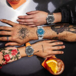 Vista vibrante de la Sunset Coffee Party: luces cálidas, mezclas de DJs y una comunidad Gen Z creando estilo colectivo alrededor del MIDO Multifort 8 One Crown, reloj versátil que marca actitud.