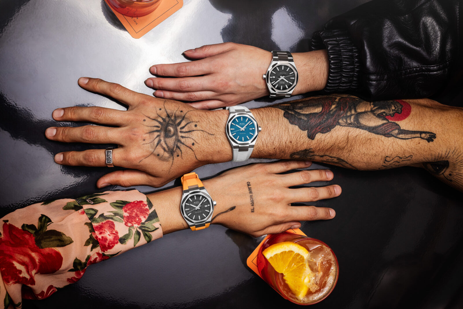 Vista vibrante de la Sunset Coffee Party: luces cálidas, mezclas de DJs y una comunidad Gen Z creando estilo colectivo alrededor del MIDO Multifort 8 One Crown, reloj versátil que marca actitud.