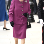 Descubre el secreto detrás de los atuendos coloridos de la reina Isabel II: colores vibrantes como amarillo limón y rosa shocking eran un código de seguridad para destacar en multitudes, con sombreros como balizas y tonos exclusivos prohibidos al resto.