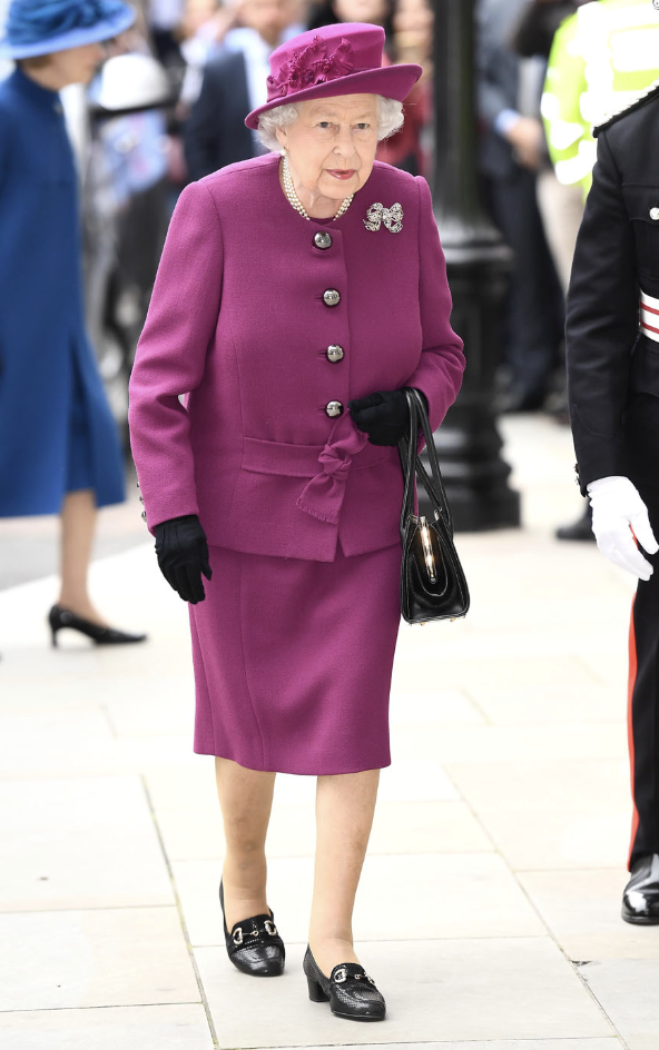 Descubre el secreto detrás de los atuendos coloridos de la reina Isabel II: colores vibrantes como amarillo limón y rosa shocking eran un código de seguridad para destacar en multitudes, con sombreros como balizas y tonos exclusivos prohibidos al resto.