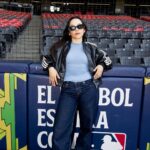 Melissa Robles de Matisse canta el Himno Nacional Mexicano con gran emoción en el Estadio Alfredo Harp Helú, durante el partido de la Mexico City Series 2026 entre Diamondbacks de Arizona y Padres de San Diego en MLB