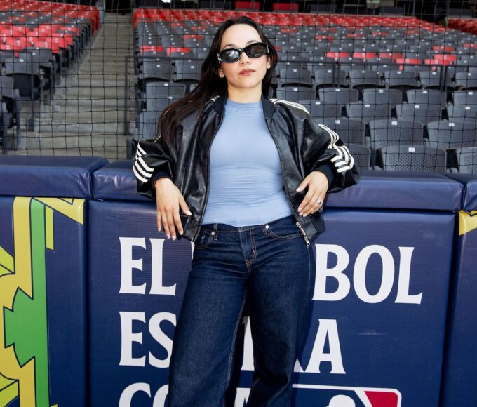 Melissa Robles de Matisse canta el Himno Nacional Mexicano con gran emoción en el Estadio Alfredo Harp Helú, durante el partido de la Mexico City Series 2026 entre Diamondbacks de Arizona y Padres de San Diego en MLB