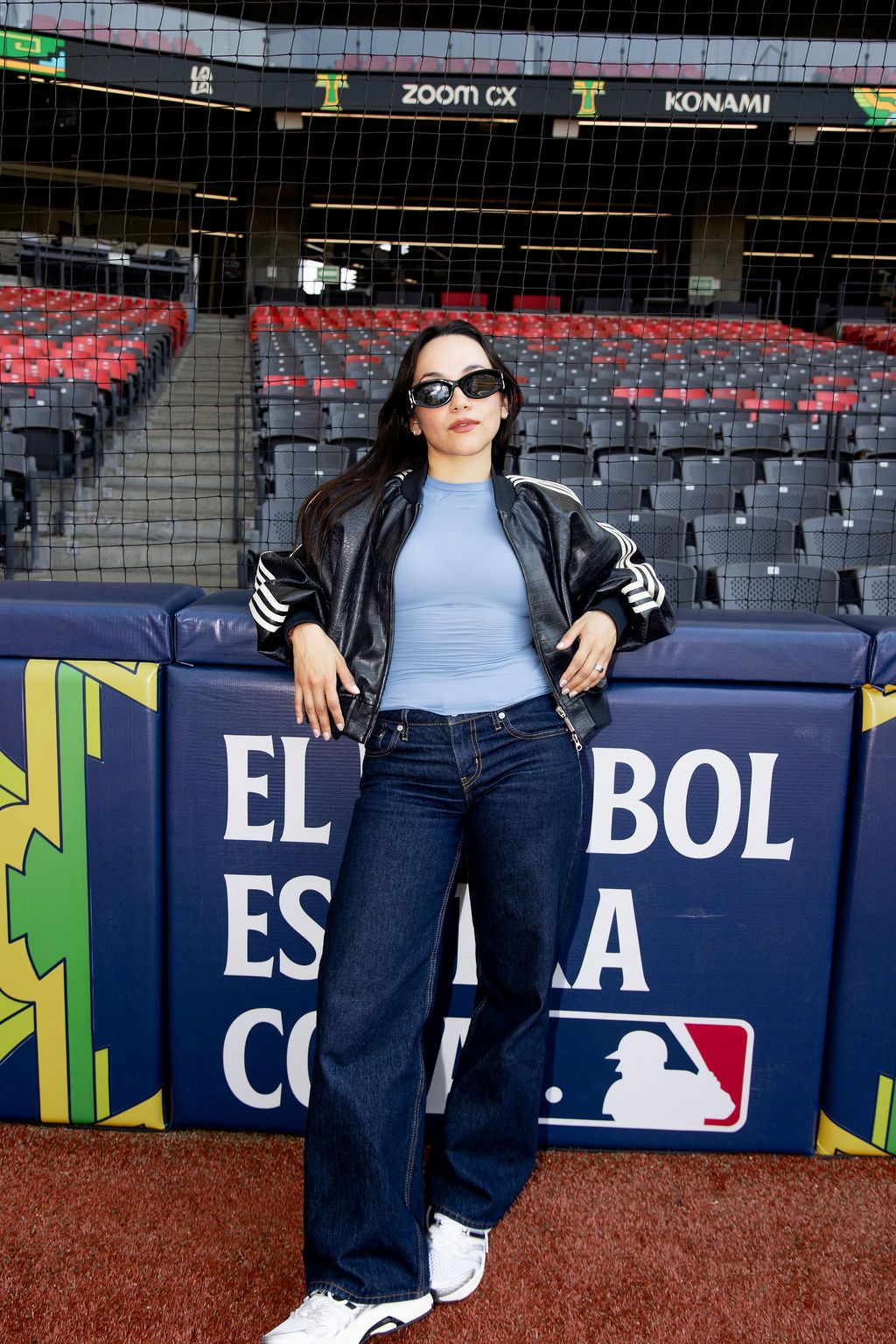 Melissa Robles de Matisse canta el Himno Nacional Mexicano con gran emoción en el Estadio Alfredo Harp Helú, durante el partido de la Mexico City Series 2026 entre Diamondbacks de Arizona y Padres de San Diego en MLB