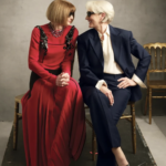Meryl Streep y Anna Wintour en la portada de Vogue mayo 2026, vestidas de Prada. La actriz de Miranda Priestly luce traje azul marino oversized, camisa crema y gafas oscuras; la editora, look elegante. Imagen icónica de cine y moda.