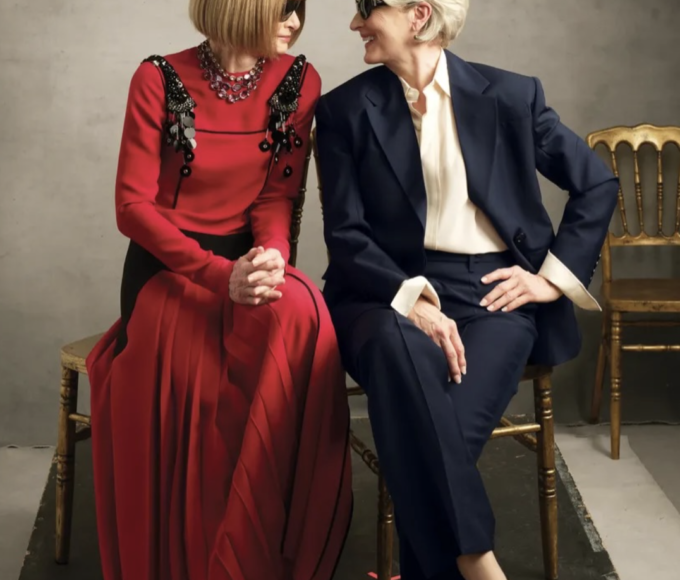 Meryl Streep y Anna Wintour en la portada de Vogue mayo 2026, vestidas de Prada. La actriz de Miranda Priestly luce traje azul marino oversized, camisa crema y gafas oscuras; la editora, look elegante. Imagen icónica de cine y moda.