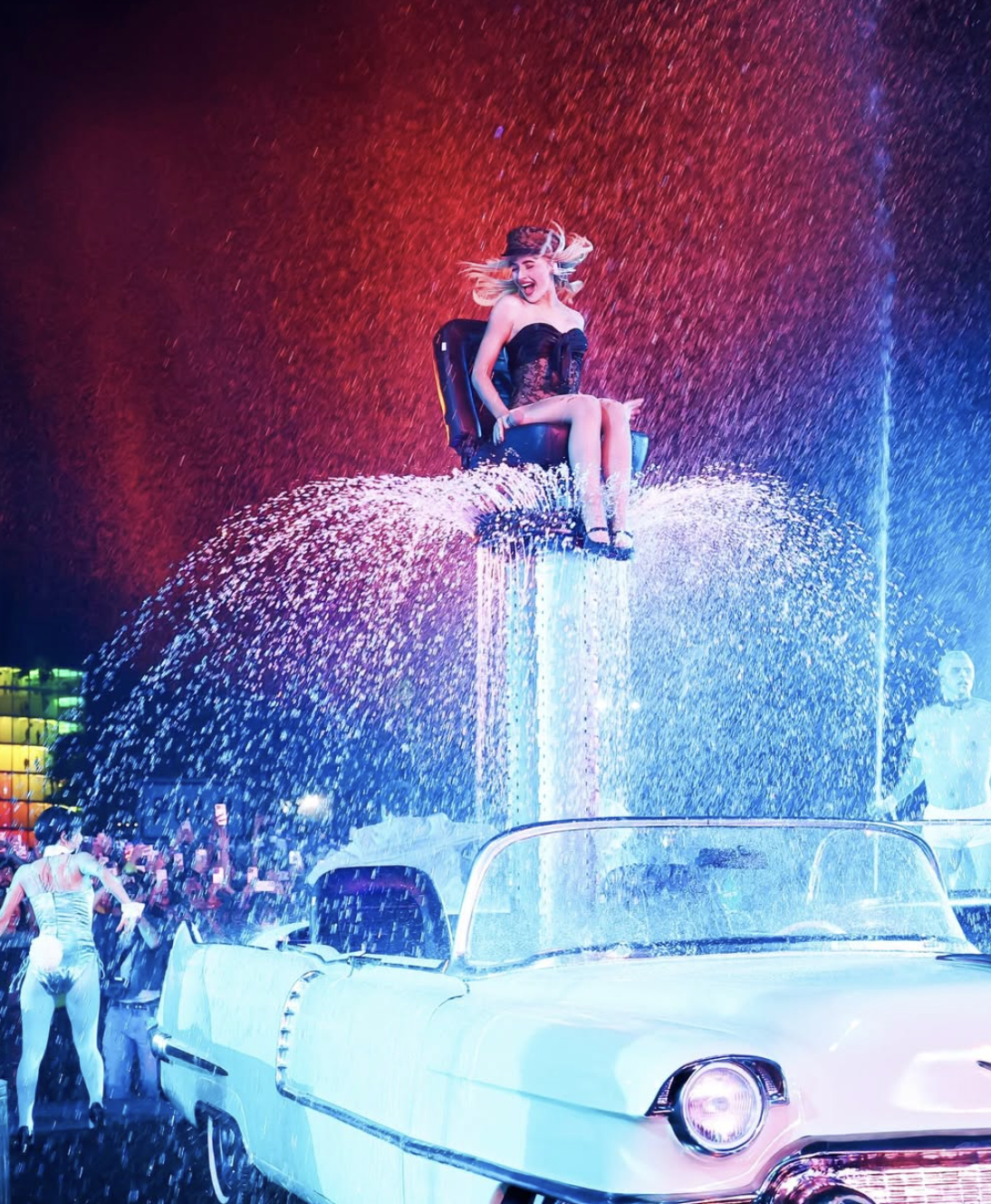 Sabrina Carpenter en el escenario principal de Coachella 2026, luciendo un minivestido Dior con flecos y brillo retro, rodeada de pantallas LED con efectos Hollywood, luces estroboscópicas y 100k fans eufóricos alzando celulares durante su hit "Espresso", capturando el vibe cinematográfico de su show histórico.