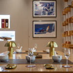 Interior elegante de la pop-up de The Macallan en Palacio de Hierro Polanco, inspirada en Diamonds Are Forever de James Bond, con botellas de whisky premium, diseño inmersivo y elementos cinematográficos de lujo.